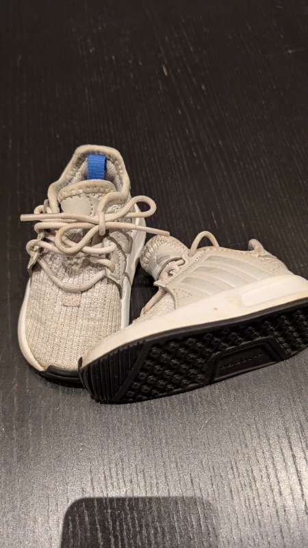 Adidas skór með reimum
