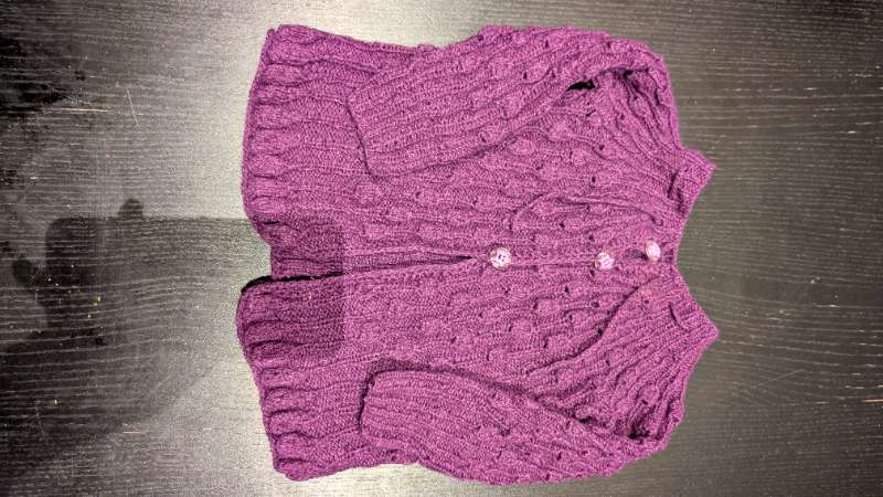 Heimaprjónaðuð peysa fjólublá