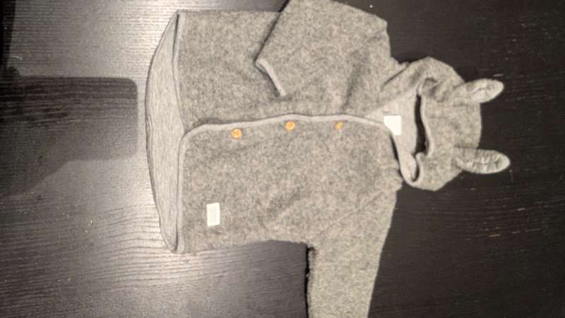 Grá peysa með kanínueyeum