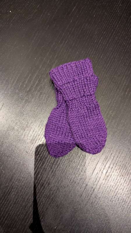 Heimaprjónaðir vettlingar fjólubláir