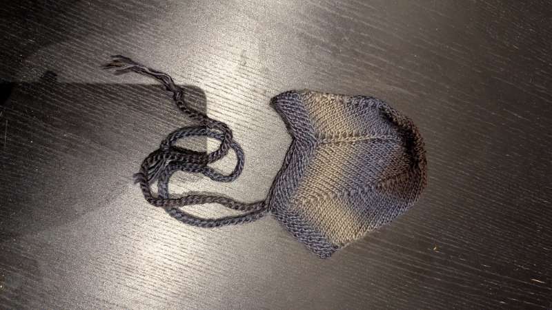 Heimaprjónuð húfa blá og græn