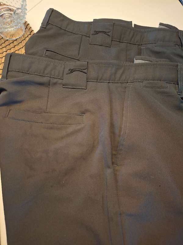 Tvær golfbuxur saman