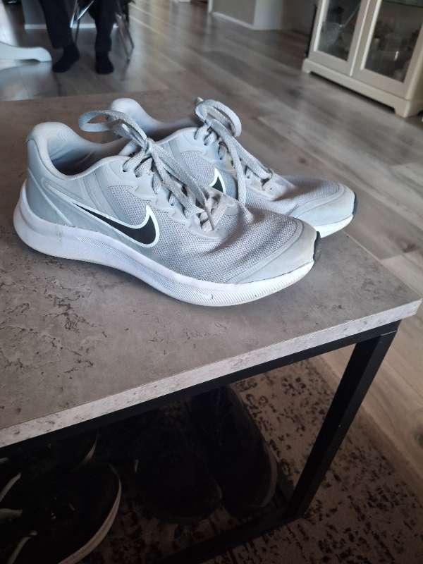 Gráir NIKE skór