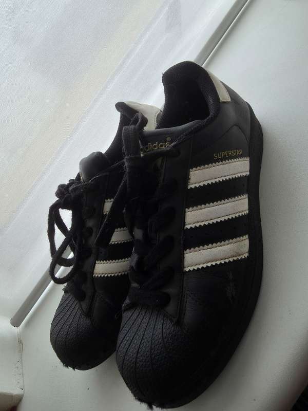 Adidas svartir superstar