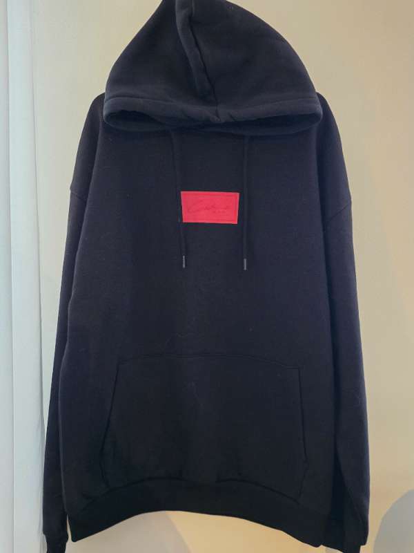 Svört Hettupeysa (Relaxed fit)
