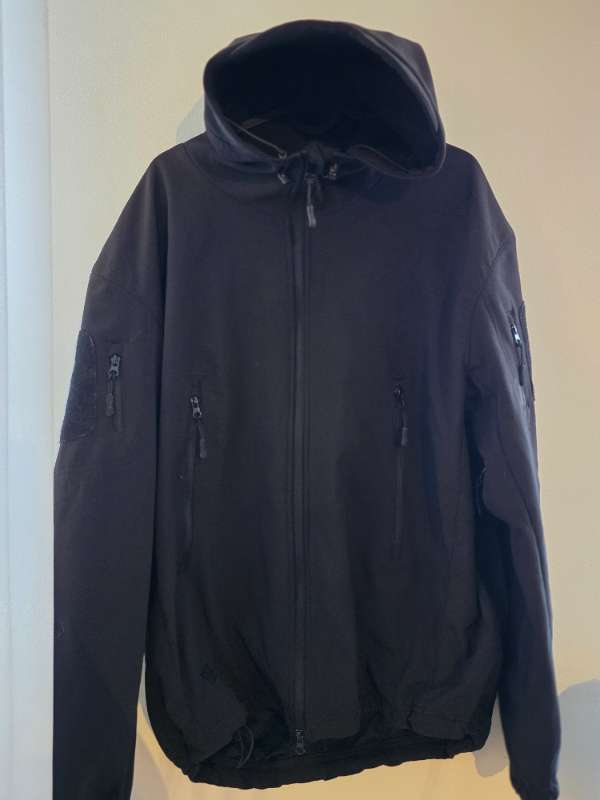 Svartur soft shell jakki herra