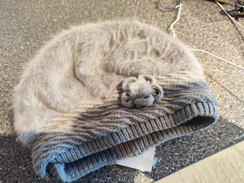 Grá húfa með blóm