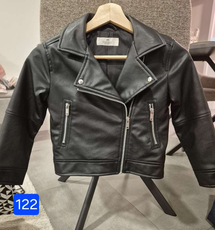 Svartur leðurlíkisjakki frá H&M,