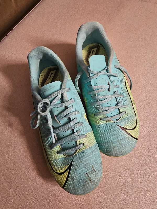 Soccer shoes