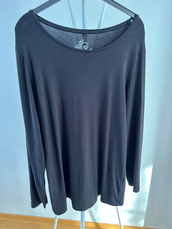 Peysa svört síðerma