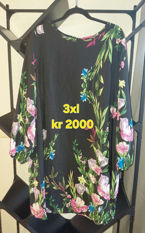 Kjólar svartur með blómum