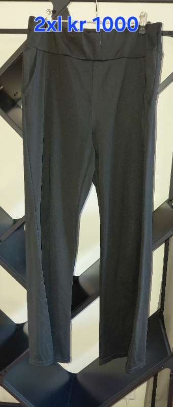 Svartar teigjanlegar buxur