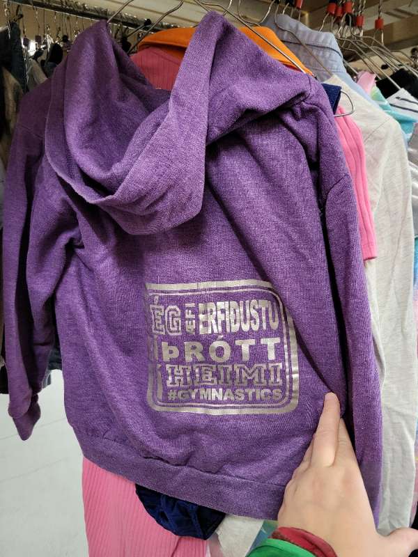 Fjólublà fimleika peysa