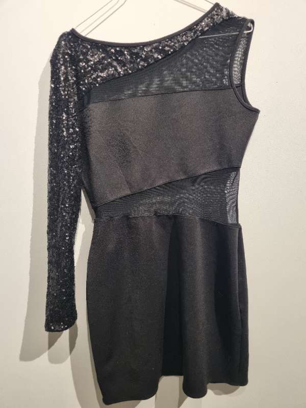 svartur kjóll ein ermi glimmer