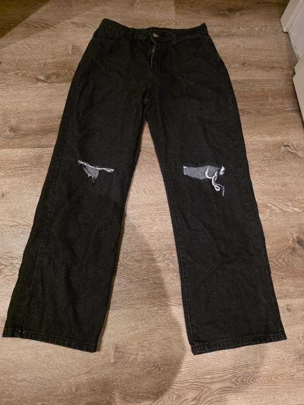 Svartar rifnar gallabuxur