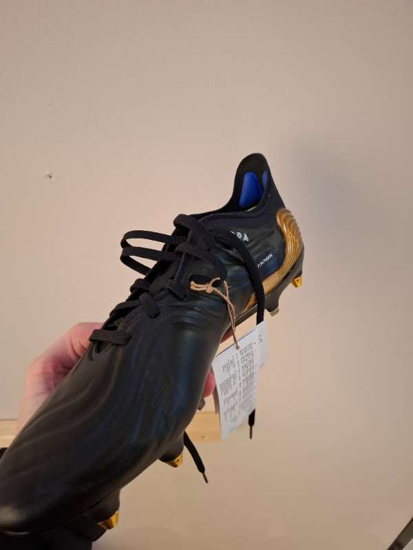 Adidas A týpa skrúfu