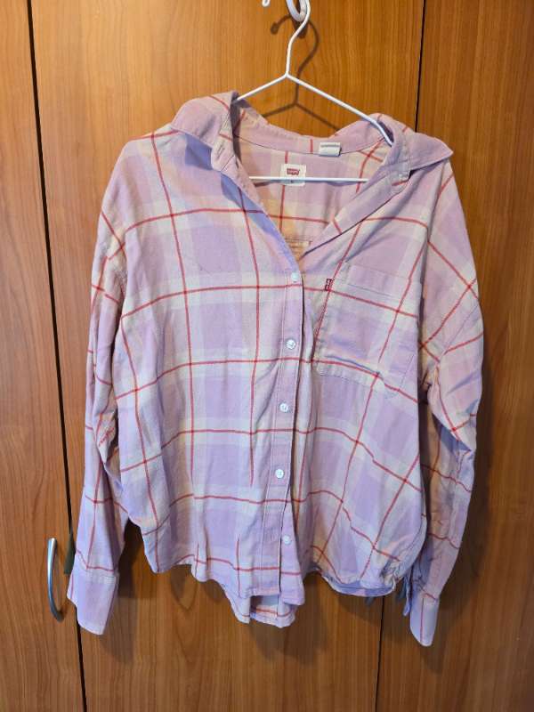 Levis bleik skyrta koflótt