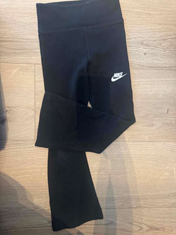 Nike íþróttabuxur - útvíðar