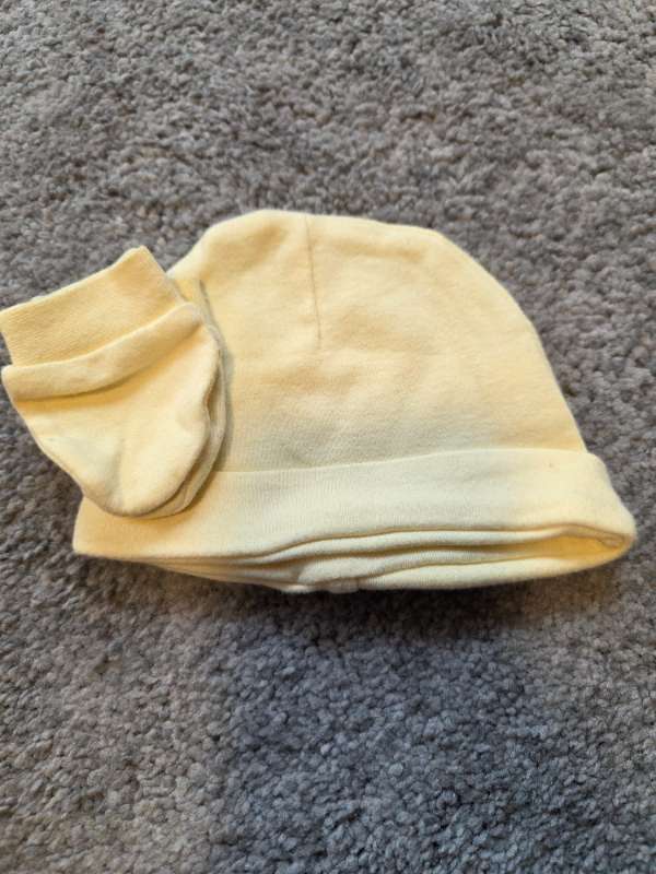 hat and gloves yellow