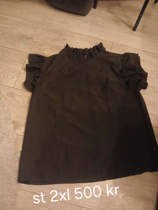 Svort blussa m /pifum xl