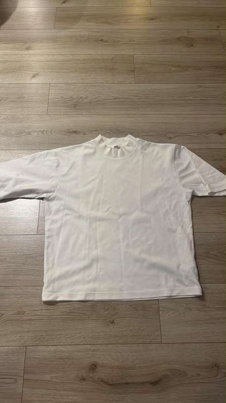 Uniqlo hvítur bolur
