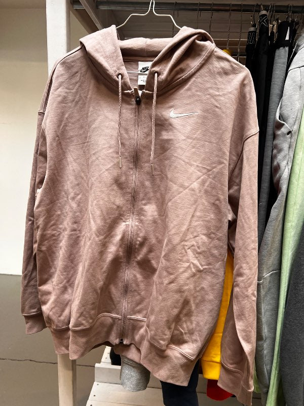 Nike rennd peysa