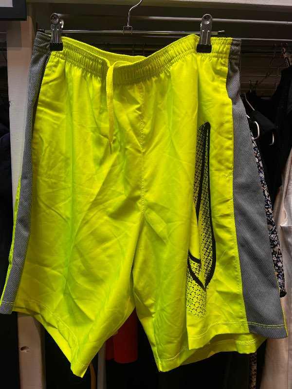 Nike stuttbuxur gular