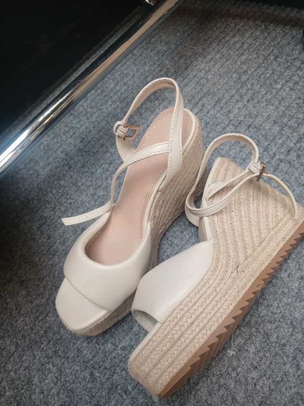 Nýjir sandalar beige 40