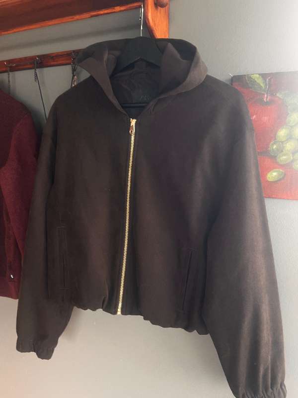 Brún rennd hettupeysa úr Zara