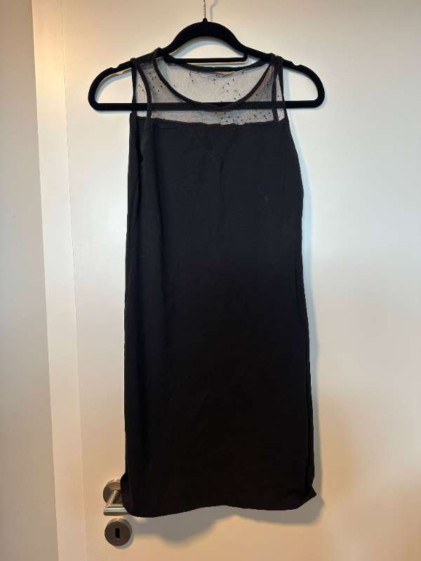 svartur kjóll með blúndu