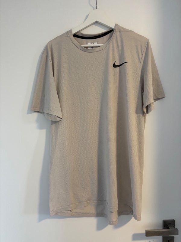 nike kremaður bolur