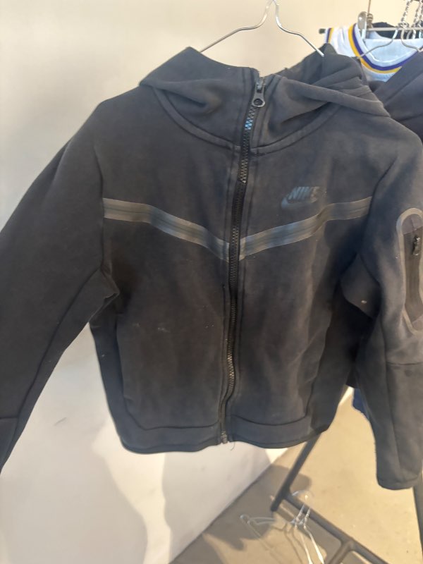 Svört Nike peysa
