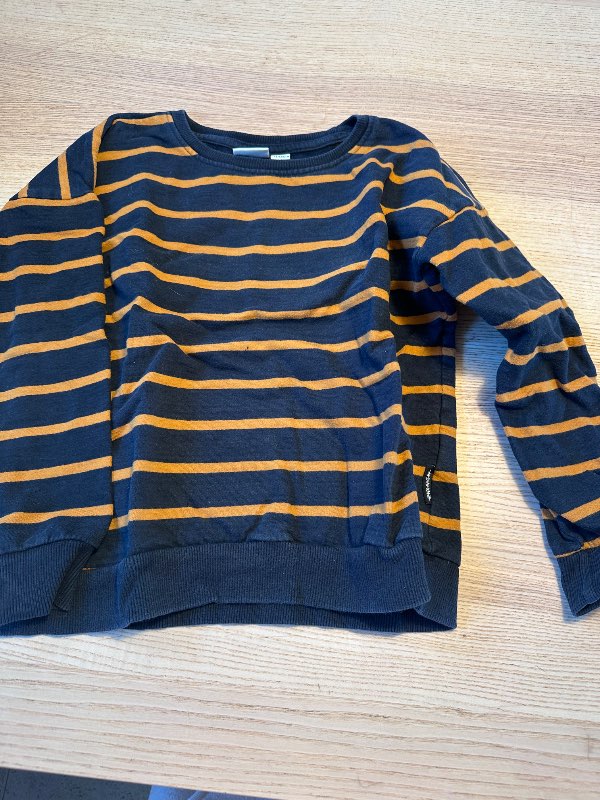 Striped black/orange peysa