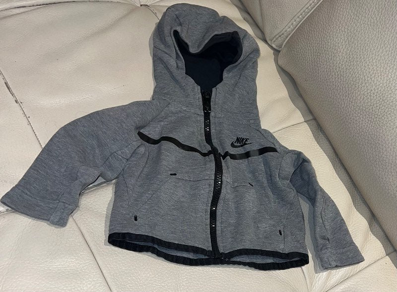 Nike rennd peysa