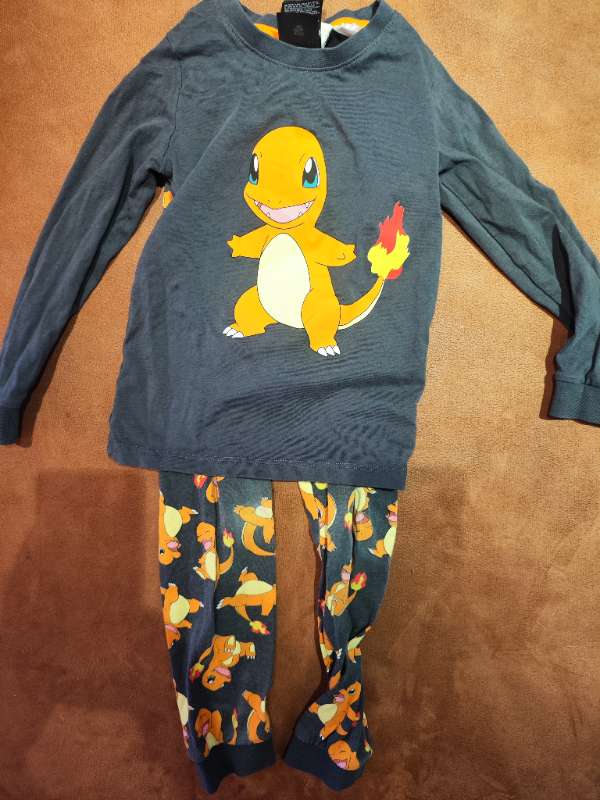 Pokémon náttgalli sem með eldi