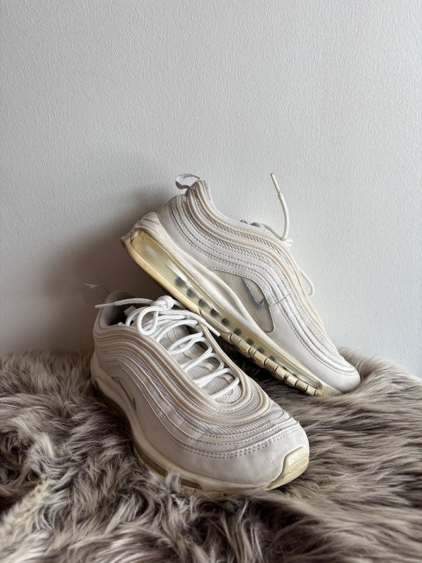 Hvítir Nike skór