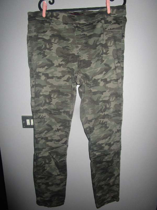 No boundaries teygjanlegar buxur