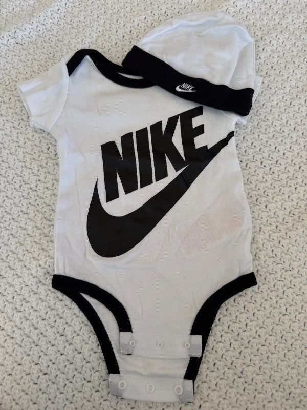 Nike samfella og húfa
