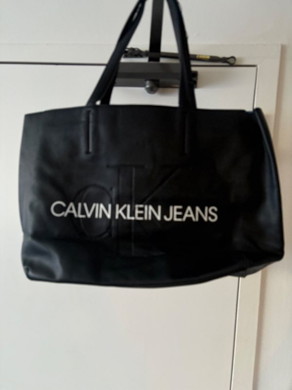 Ekta taskan Calvin Klein