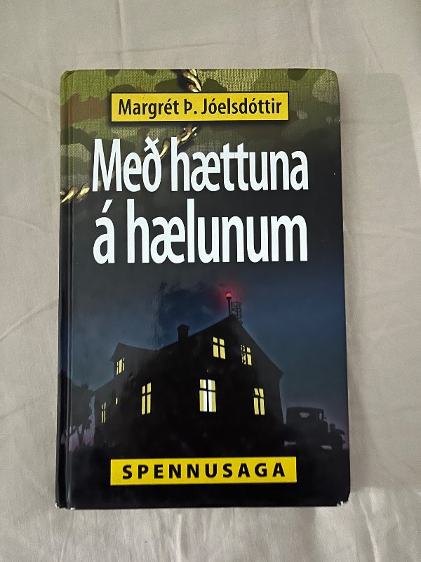 Með hættuna á hælunum