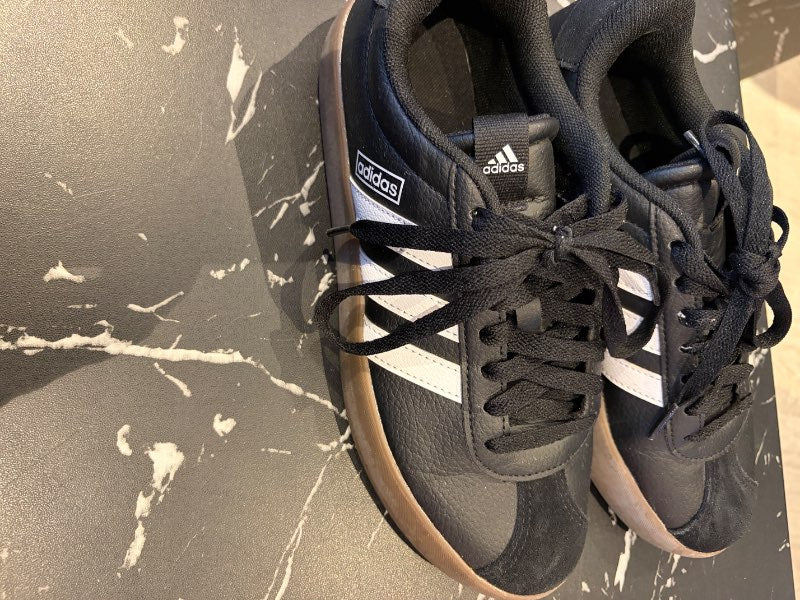 S adidas svartir