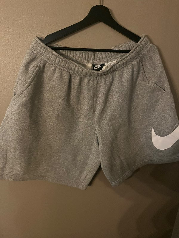 T nike gráar stuttbuxur