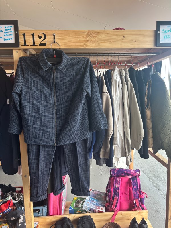 HM sparisett jakki 134 buxur 128