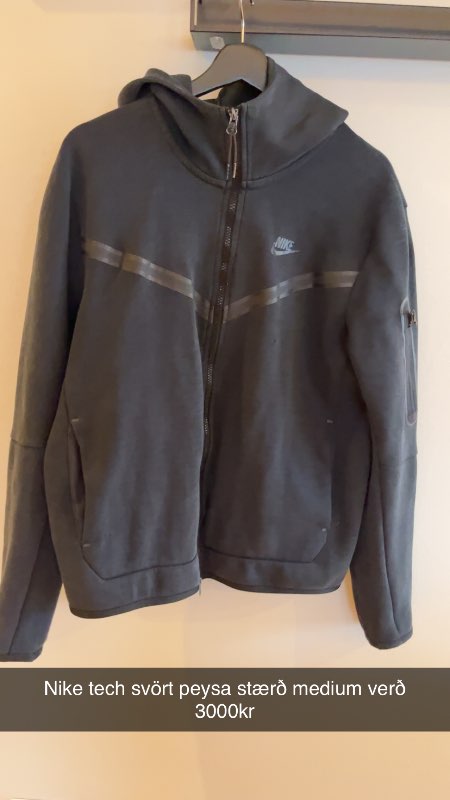 Svört Nike tech peysa