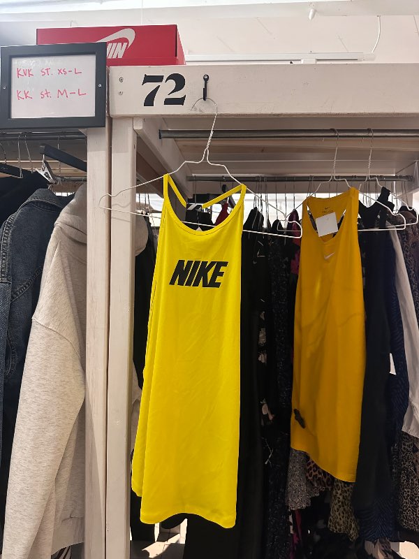 Nike logo tank gulur