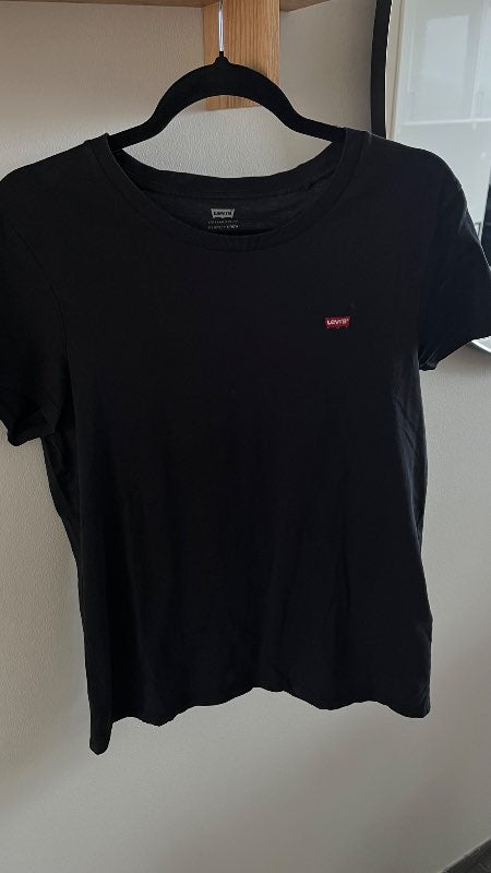 Levis svartur bolur
