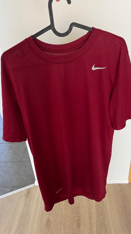 Nike rauður íþróttabolur