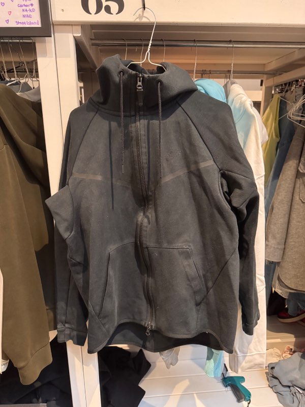 Nike tech fleece svört peysa