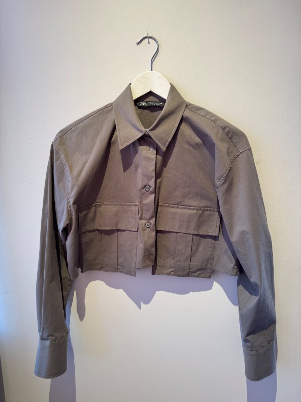 Stuttur dökkgrænn skyrtujakki