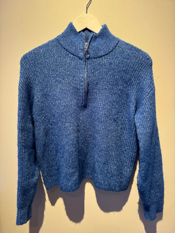 Blá hálfrennd peysa